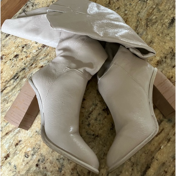 Oasis Society Tall Vegan Leather Cream Colored California boots. Size 6 - Picture 8 of 8